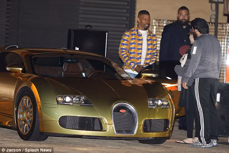 Hiện nay, tuy đã bị đàn em Chiron thay thế nhưng Bugatti Veyron vẫn là một tượng đài trong làng siêu xe thế giới. Một số người nổi tiếng khác cũng “mê mẩn” Bugatti Veyron như võ sỹ triệu phú Floyd Mayweather, siêu tiền đạo Cristiano Ronaldo, nam ca sỹ nhạc đồng quê Keith Urban hay rapper Flo Rida...