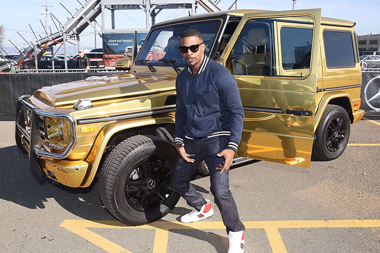 Đuợc biết, không chỉ sở hữu siêu xe Bugatti mạ vàng, tay chơi Hollywood Jamie Foxx còn sở hữu nhiều siêu xe và xe sang khác, trong đó có chiếc siêu SUV Mercedes G Class cũng được anh chàng này mạ vàng cực chất.