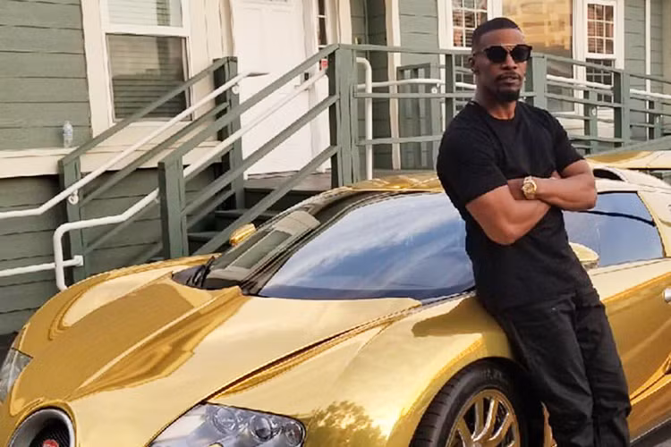 Tối thứ 4 vừa qua, giới săn ảnh chộp được hình ảnh ngôi sao 49 tuổi này lái chiếc Bugatti Veyron mạ vàng rời khỏi 1 quán ăn tại Malibu Nobu, bang California, Mỹ. Chiếc Bugatti Veyron của ngôi sao Django Unchained này sở hữu một tấm thân vàng óng. Ngay cả vành la-zăng cũng được sơn màu vàng “tông xuyệt tông” với bộ cánh ngoại thất.