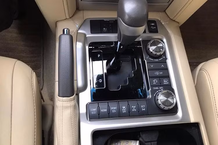 Land Cruiser bản V8 máy xăng dùng động cơ 4.6 lít, VVT-i kép, sản sinh ra công suất 304 mã lực tại vòng tua 5.500 vòng/phút, mô men xoắn tối đa là 439Nm tại 3.400 vòng/phút. Xe có 2 bình nhiên liệu, bình chính có dung tích 93 lít, bình phụ có dung tích 45 lít. Hộp số trên bản dùng máy V8 đều là loại tự động 6 cấp (Trên bản máy 4.0 V6 là hộp số 5 cấp. Bản 5.7 V8 là hộp số 8 cấp). Xe sử dụng hệ dẫn động 4 bánh toàn thời gian với vi sai trung tâm hạn chế trượt Torsen.