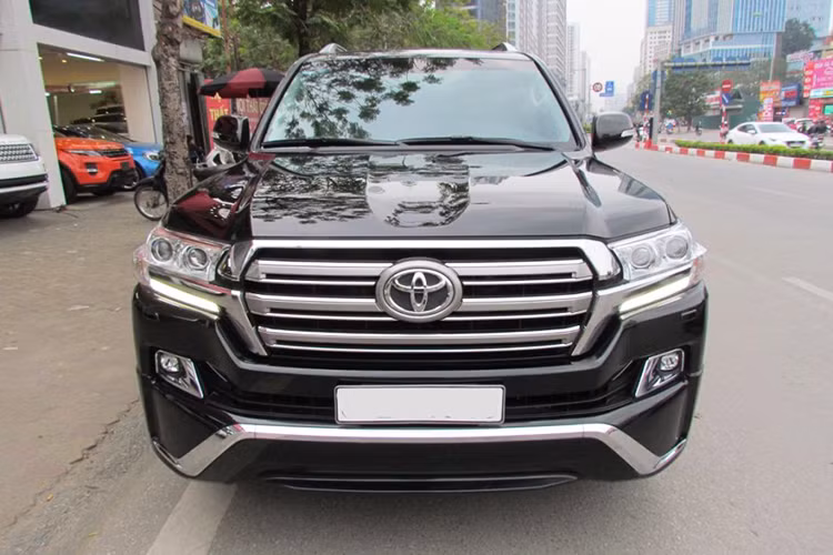 Giá xe Land Cruiser nhập khẩu tư nhân "chạy lướt" hiện dao động khá nhiều và hiếm có mức giá chung do khác biệt về option, thậm chí khi mới nhập về nó có giá cao gấp hơn 1,5 lần xe do Toyota Việt Nam bán ra. Chiếc xe trong bài viết này là phiên bản Toyota Land Cruiser V8 4.6L VXS đời 2017, đã lăn bánh khoảng hơn 7000km và được chủ nhân chào bán với mức giá lên tới hơn 5 tỷ đồng.