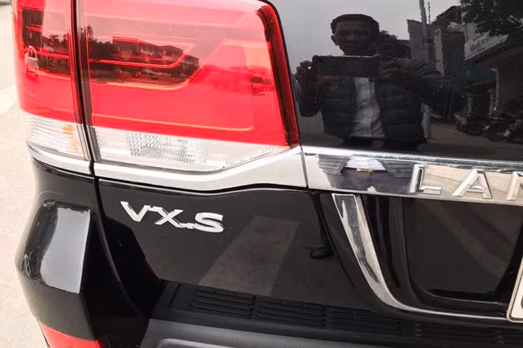 Ngoài ra, cụm đèn LED phía sau cũng cập nhật mới với thanh trang trí mạ chrome kéo dài hết chiều ngang xe cũng là điểm mới để phân biệt với đời trước, mâm hợp kim 18 inch 5 chấu kép. Xe có chiều dài 5.170 mm, chiều rộng 1.980 mm và chiếu cao 1.930 mm. Nếu so với phiên bản 2016 từng xuất hiện thì nó không có quá nhiều thay đổi về ngoại hình.