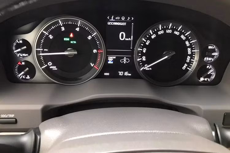 So với phiên bản từng được bán chính hãng tại thị trường Việt Nam, Land Cruiser 2017 VXS sẽ có một số sự khác biệt về option có thể kể đến như: hệ thống treo khí nén với chức năng nâng hạ gầm, mâm hợp kim 20 inch, màn hình giải trí cảm ứng 9 inch trên táp-lô hỗ trợ Navigation/ DVD/USB/AUX/Bletooth, dàn âm thanh 14 loa JBL, 2 màn hình giải trí 10 inch cho ghế sau,...