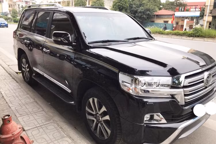 Do là bản Trung Đông nên so với Land Cruiser 2017 của Mỹ thì mẫu SUV cỡ lớn của Toyota khác biệt với bộ body ở cản trước với thanh mạ crôm hình chữ U mở rộng và ốp thân cùng ốp cản sau tạo cho ngoại hình xe cân đối và “ngầu” hơn. Đầu xe được thay đổi lưới tản nhiệt hình lục giác với 3 thanh ngang mạ crôm liên kết với cụm đèn pha LED.