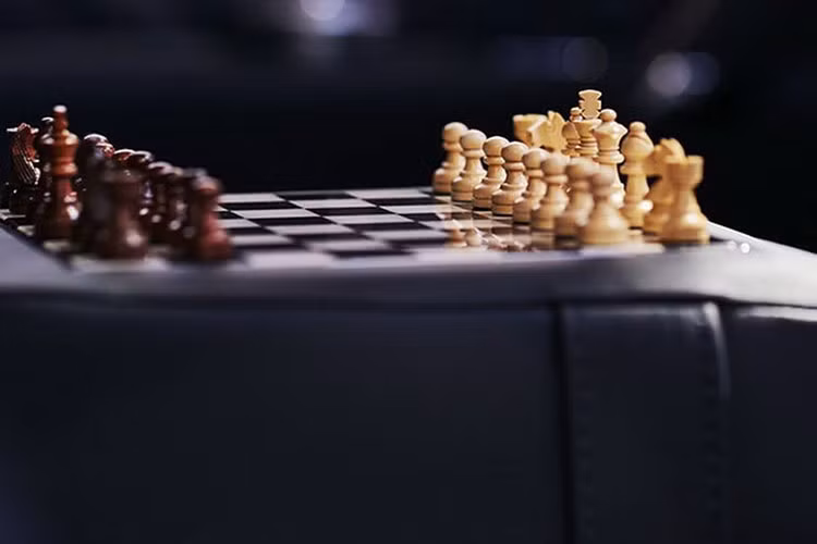 Để gợi nhớ giá trị truyền thống, Bentley mang tới chất liệu vải Tweed với hoạ tiết kẻ caro thời trang đa sắc màu cho cả 2 phiên bản Bentayga Businessman và Sportsman. Vải Tweed vốn từng là loại vải cao cấp chỉ sử dụng cho giới thuợng lưu "Xứ sở sương mù" trong quá khứ. Đặc biệt, loại vải này được chính các nghệ nhân của tiệm may số 1 nước Anh - Huntsman góp công cùng Mulliner chế tác.