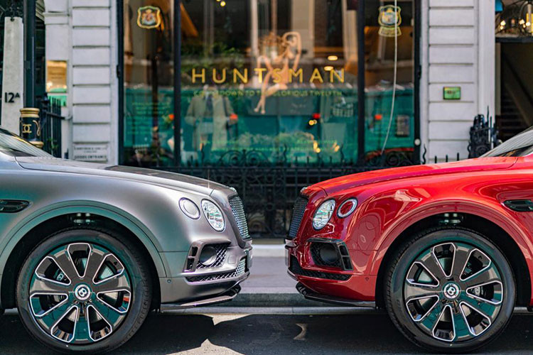 Đầu tiên ở ngoại thất, bộ đôi Bentley Bentaga Sportsman và Businessman sẽ không có sự khác biệt nào đáng kể so với các phiên bản tiêu chuẩn. Điểm khác biệt bên ngoài chỉ đến từ nước sơn giữa 2 phiên bản. Theo đó với phiên bản Businessman, Bentley phủ lên Bentayga "bộ cánh" màu ghi xám kết hợp các chi tiết đen đậm chất thời thượng của doanh nhân.