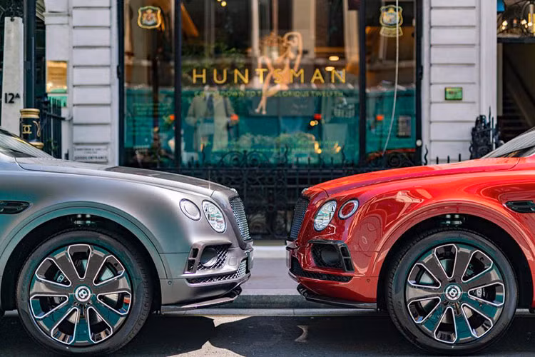 Đầu tiên ở ngoại thất, bộ đôi Bentley Bentaga Sportsman và Businessman sẽ không có sự khác biệt nào đáng kể so với các phiên bản tiêu chuẩn. Điểm khác biệt bên ngoài chỉ đến từ nước sơn giữa 2 phiên bản. Theo đó với phiên bản Businessman, Bentley phủ lên Bentayga "bộ cánh" màu ghi xám kết hợp các chi tiết đen đậm chất thời thượng của doanh nhân.
