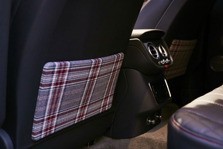 Cần số điện tử của Bentayga Sportsman và Businessman đều được bọc chrome sáng bóng cùng đường viền màu đỏ nổi bật. Thêm vào đó, ốp carbon là không thể thiếu trên bộ đôi phiên bản siêu sang này.