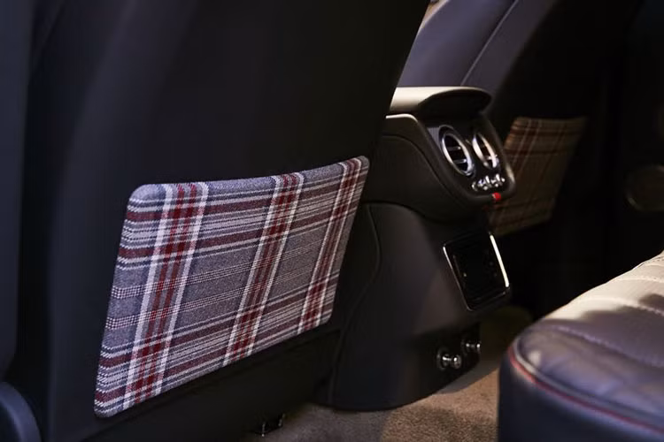 Cần số điện tử của Bentayga Sportsman và Businessman đều được bọc chrome sáng bóng cùng đường viền màu đỏ nổi bật. Thêm vào đó, ốp carbon là không thể thiếu trên bộ đôi phiên bản siêu sang này.