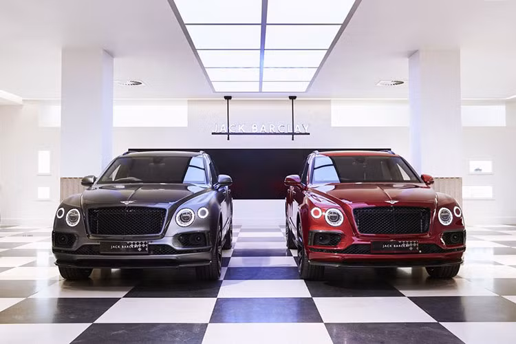 Để kỷ niệm 100 năm ngày thành lập, hãng xe siêu sang Bentley đã chính thức giới thiệu tới công chúng trên toàn thế giới 2 phiên bản đặc biệt của dòng SUV hạng sang Bentayga với tên gọi Businessman và Sportsman. Cả hai phiên bản mới này đều được chế tác bởi bộ phận cá nhân hoá Mulliner và xưởng may nổi tiếng của nước Anh - Huntsman.
