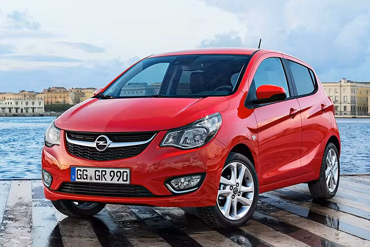 Tờ Autocar của Anh cho biết, VinFast đã mua giấy phép sản xuất dòng xe cỡ nhỏ Vauxhall Viva (tại Anh) hay có tên gọi khác Opel Karl (tại một số nước châu Âu). Dòng xe đô thị hạng A được thiết kế lại đôi chút và bán tại Việt Nam từ mùa thu năm 2019.