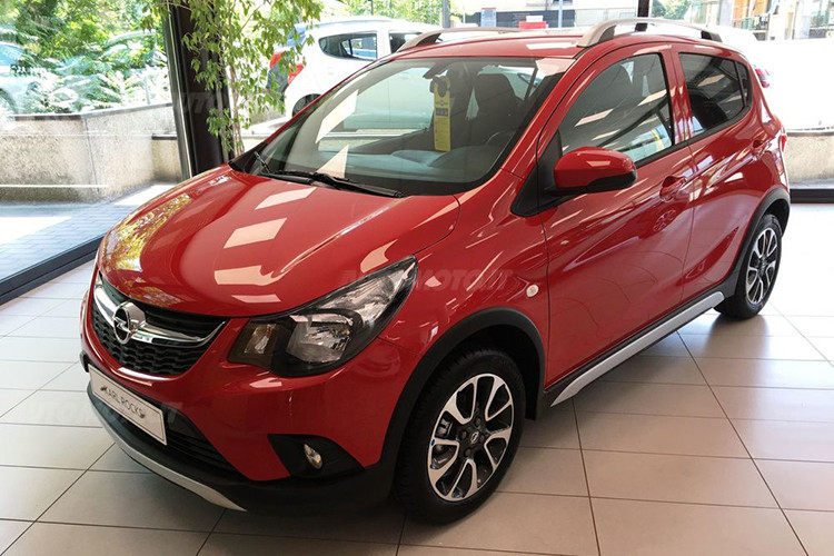 Nếu nhìn vào mẫu xe giá rẻ Vinfast Fadil, thiết kế bên ngoài gần như không thay đổi so với Opel Karl và chỉ khác logo trên lưới tản nhiệt. Các chi tiết khác cũng tương tự như một số mẫu xe hạng A là; Hyundai Grand i10, Kia Morning hay Toyota Wigo đang bán ra tại thị trường Việt Nam.