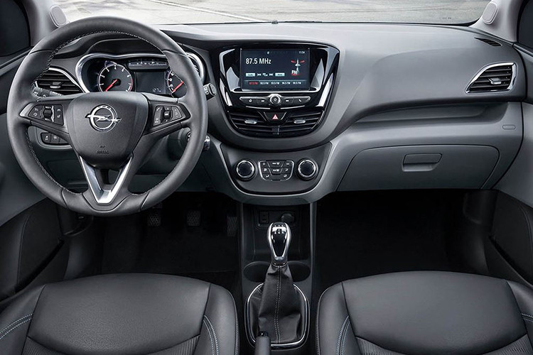 Nhìn vào người tiền nhiệm trong bài viết này, nếu mẫu xe Fadil của Vinfast dựa trên thiết kế nguyên bản nội thất của Opel Karl, đây sẽ là điểm cộng, nhất là một bảng đồng hồ đẹp mắt cùng với vô-lăng trông có vẻ sang trọng và rất có thẩm mỹ. Ngoài ra các chi tiết cũng khá sáng sủa...