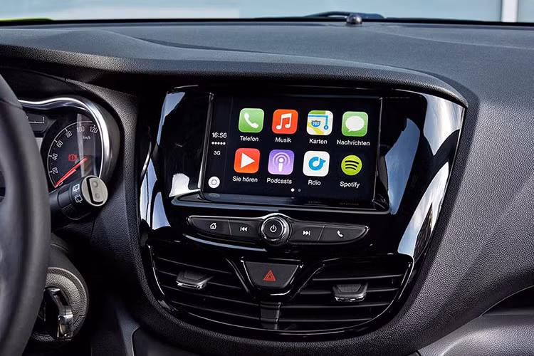 Tờ tạp chí Anh cũng đăng tải thêm xe đô thị cỡ nhỏ Fadil mới của VinFast sẽ có 2 lựa chọn động cơ. Phiên bản số sàn dùng động cơ 1.0, mang cấu hình hướng tới xe dịch vụ taxi, trong khi phiên bản động cơ 1.4 trang bị số tự động CVT nhắm đến khách hàng gia đình nhỏ tại đô thị.