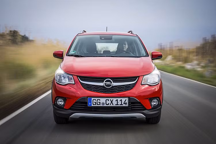 Tại Việt Nam, các mẫu xe hạng A dùng cho dịch vụ taxi chủ yếu là Hyundai Grand i10 và Kia Morning. Hyundai Grand i10 hiện có doanh số đứng đầu phân khúc A, với gần 20.000 xe bán ra từ đầu năm. Dự định phiên bản rẻ nhất của Vinfast Fadil sẽ có giá khoảng dưới 500 triệu đồng.