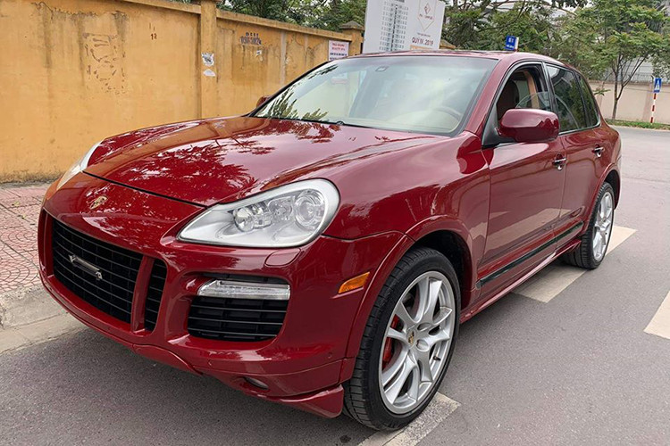 Theo lời người rao bán, chiếc xe Porsche Cayenne GTS 2009 cũ này không tai nạn, không thủy kích. Ngoại thất xe là màu đỏ nổi bật và nội thất có màu nâu nhạt sáng sủa. Đầu xe có lưới tản nhiệt dạng thanh ngang, đèn pha có thiết kế khá hiền và đèn sương mù tích hợp cùng hốc gió bên.
