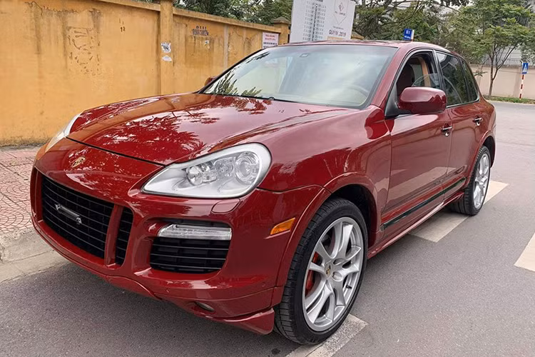 Theo lời người rao bán, chiếc xe Porsche Cayenne GTS 2009 cũ này không tai nạn, không thủy kích. Ngoại thất xe là màu đỏ nổi bật và nội thất có màu nâu nhạt sáng sủa. Đầu xe có lưới tản nhiệt dạng thanh ngang, đèn pha có thiết kế khá hiền và đèn sương mù tích hợp cùng hốc gió bên.