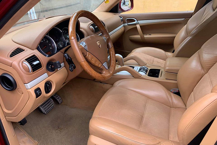 Bên trong Porsche Cayenne GTS cho cảm giác sang trọng với các chất liệu cao cấp, màn hình giải trí cảm ứng chính giữa bảng táp lô, cửa gió điều hòa dạng nằm ngang ngay phía trên, cụm đồng hồ nằm phía sau vô lăng 3 chấu bọc da tích hợp phím chức năng. Ghế xe có thiết kế thể thao, bọc da sang trọng. Bên cạnh đó, xe còn có cửa sổ trời toàn cảnh.