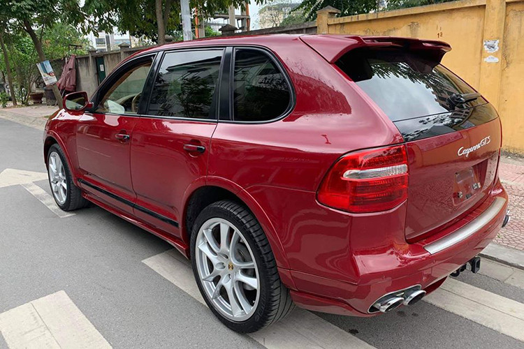 Khi mới ra mắt tại thị trường Việt Nam, giá xe Porsche Cayenne GTS bán ra từ 4,430 tỷ đồng. Chiếc xe trong bài viết được chủ nhân chào bán ở mức 899 triệu đồng, xe được sản xuất năm 2009 chạy 80.000 km.