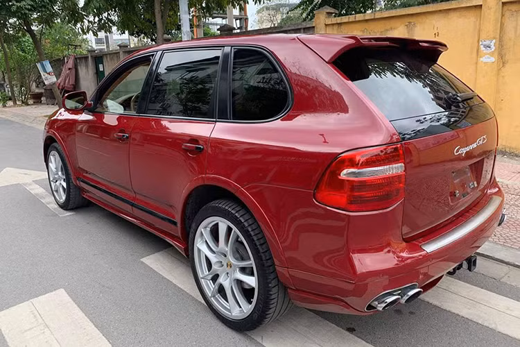 Khi mới ra mắt tại thị trường Việt Nam, giá xe Porsche Cayenne GTS bán ra từ 4,430 tỷ đồng. Chiếc xe trong bài viết được chủ nhân chào bán ở mức 899 triệu đồng, xe được sản xuất năm 2009 chạy 80.000 km.