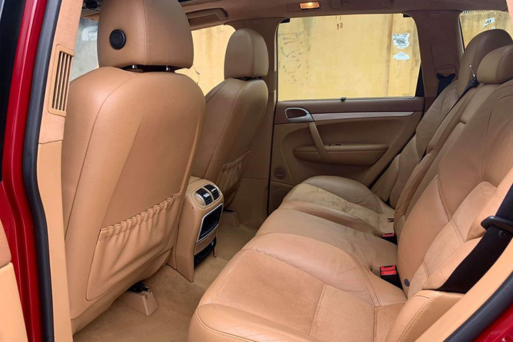 Phiên bản Porsche Cayenne GTS sử dụng động cơ V8 4,8 lít cho công suất tối đa 405 mã lực tại vòng tua 6.000 v/p và mô men xoắn cực đại 500 Nm tại vòng tua 3.500 v/p kết hợp cùng hộp số 6AT. Được biết, phiên bản này còn có chức năng sang số bằng nút bấm gần trên vô lăng.