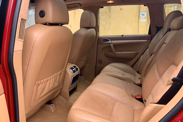 Phiên bản Porsche Cayenne GTS sử dụng động cơ V8 4,8 lít cho công suất tối đa 405 mã lực tại vòng tua 6.000 v/p và mô men xoắn cực đại 500 Nm tại vòng tua 3.500 v/p kết hợp cùng hộp số 6AT. Được biết, phiên bản này còn có chức năng sang số bằng nút bấm gần trên vô lăng.