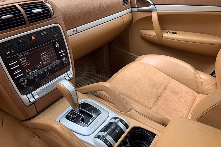 Porsche Panamera được trang bị hang loạt các công nghệ và tiện nghi cao cấp với hệ thống âm thanh, màn hình màu cảm ứng 7 inch, radio có hệ thống dò sóng đôi, đầu đọc CD hỗ trợ MP3. 10 loa, công suất 100 Watt, hệ thống điều hòa không khí tự động với điều khiển nhiệt độ độc lập và lưu chuyển không khí độc lập cho người lái và hành khách phía trước, bao gồm cảm biến chất lượng không khí và chức năng.