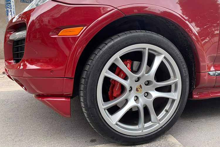 Các công nghệ và trang bị an toàn đáng chú ý trên Porsche Panamera bao gồm: Hệ thống quản lý động cơ điện tử (EMS); hệ thống thu hồi và tái sử dụng năng lượng trên xe; hệ thống kiểm soát độ ổn định (PSM) với hệ thống chống bó cứng phanh (ABS), điều khiển lực kéo động cơ (MSR), hỗ trợ phanh; hệ thống hỗ trợ chống tụt dốc khi khởi hành...