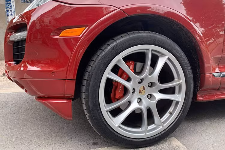 Các công nghệ và trang bị an toàn đáng chú ý trên Porsche Panamera bao gồm: Hệ thống quản lý động cơ điện tử (EMS); hệ thống thu hồi và tái sử dụng năng lượng trên xe; hệ thống kiểm soát độ ổn định (PSM) với hệ thống chống bó cứng phanh (ABS), điều khiển lực kéo động cơ (MSR), hỗ trợ phanh; hệ thống hỗ trợ chống tụt dốc khi khởi hành...