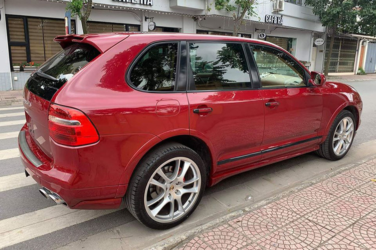 Mẫu SUV hạng sang Porsche Cayenne có kích thước dài x rộng x cao lần lượt là 4.798 x 1.928 x 1.700 mm và chiều dài cơ sở 2.855 mm. Xe có 5 chỗ ngồi và so với đối thủ BMW X5 thì nhỏ hơn đôi chút.