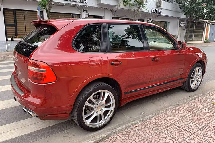 Mẫu SUV hạng sang Porsche Cayenne có kích thước dài x rộng x cao lần lượt là 4.798 x 1.928 x 1.700 mm và chiều dài cơ sở 2.855 mm. Xe có 5 chỗ ngồi và so với đối thủ BMW X5 thì nhỏ hơn đôi chút.