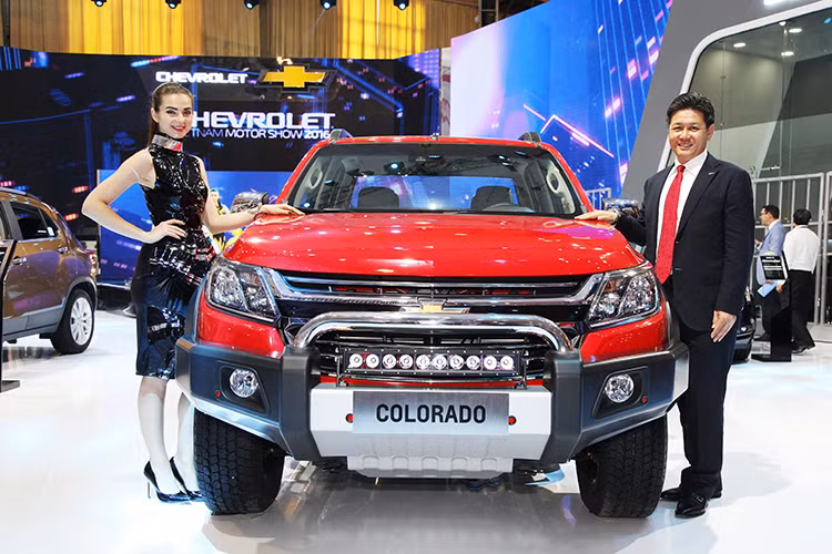 Phiên bản 2017 của chiếc bán tải Colorado vừa chính thức ra mắt thị trường Đông Nam Á tại Cebu, Philippines vừa rồi. Có thể nói bản Colorado lần này đã thu hẹp khoảng cách giữa bản Đoong Nam Á và bản Mỹ tới mức tối thiểu khi chỉ có một vài thay đổi rất nhỏ nhưng vẫn thu hút không ít ánh nhìn tò mò từ phía đám đông.