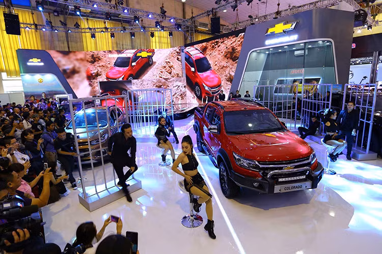 Lần đầu tiên được giới thiệu tại Việt Nam, mẫu SUV cỡ lớn Chevrolet Silverado xứng danh là một con quái vật thật sự tới từ nước Mỹ với động cơ V8 EcoTec 5.3L. Mang dáng vẻ đầy cơ bắp, mạnh mẽ và táo bạo nhờ tông màu đen tuyền quyến rũ, Silverado Midnight Edition thu hút mọi ánh nhìn và nổi bật trước đám đông cho Silverado.