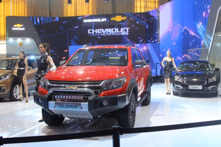 Ngoài việc thưởng thức xe và trải nghiệm các công nghệ mới... các khách hàng còn được Chevrolet Việt Nam trực tiếp tư vấn và tìm hiểu về các dòng xe, các phiên bản mới nhất veaf chính thức ra mắt trên thị trường toàn cầu cũng như Việt Nam.