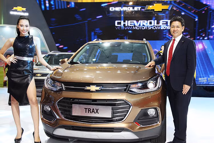 Chevrolet Trax 2017 mới được nhập khẩu hoàn toàn hứa hẹn là một đối thủ đáng gờm trong phân khúc SUV cỡ nhỏ đô thị. Dáng vẻ ngoài khá thể thao và khỏe khoắn cùng không gian nội thất sang trọng, tinh tế và khá rộng rãi (so với các đối thủ như EcoSport) là một ưu điểm lớn cho mẫu xe nhập tới từ Mỹ.