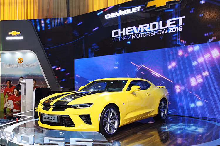 Có lẽ không cần giới thiệu nhiều về mẫu xe thể thao lừng danh của Chevrolet – Camaro SS. Nó không chỉ nổi tiếng trong làng xe hiệu suất cao mà còn là một “ngôi sao Hollywood” khi xuất hiện trong loạt phim đình đám Transformer. Đây là cỗ máy vận hành vô cùng chuẩn xác, trang bị an toàn ấn tượng.