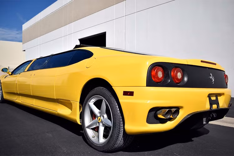 Chiếc siêu xe Ferrari Limo này có thể chứa đến 7 người bên trong và đây được cho là một trong những chiếc xe hiếm nhất trên thế giới và chỉ có duy nhất 1 chiếc ở Mỹ tính đến thời điểm hiện tại.