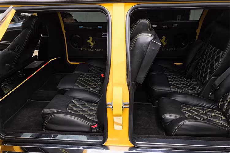 Ngoài việc tăng thêm ghế ngồi đủ cho 7 người, chiếc xe limousine Ferrari còn có những trang bị nổi bật khác như cửa mở ngược suicide door, cửa sổ trời tháo lắp được, TV màn hình phẳng, đèn sàn nhảy, cửa sổ riêng tư, dàn âm thanh mới và nội thất bọc da...