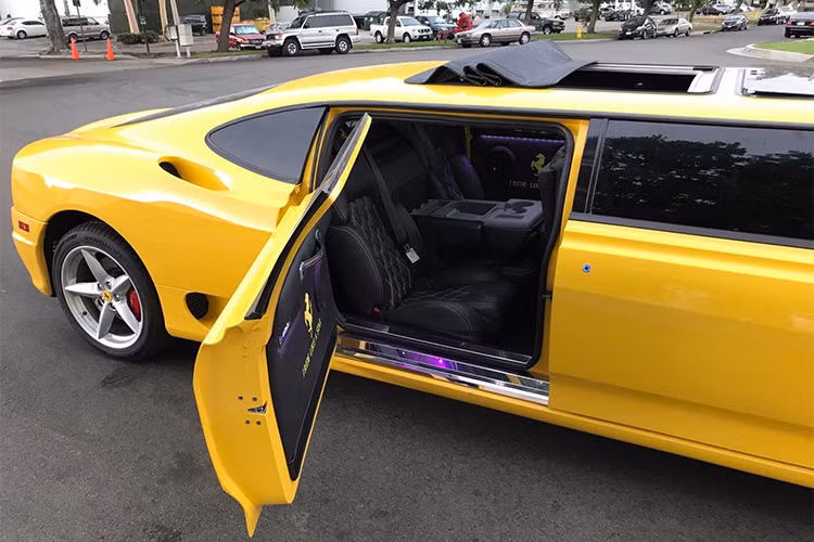 Quan trọng hơn, chiếc Ferrari 360 Modena Limousine được trang bị động cơ V8, dung tích 3,6 lít nguyên bản, tạo ra công suất tối đa 394 mã lực và mô-men xoắn cực đại 373 Nm. Sức mạnh được truyền tới bánh thông qua hộp số tự động. Trên thị trường xe cũ, những chiếc Ferrari 360 Modena đã qua sử dụng có giá khoảng 50.000 - 60.000 USD.