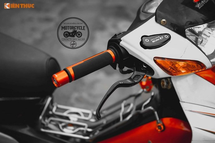 Cụm tay được độ lại với bao tay Barracuda, cùm tay thắng Racing Boy bình dầu. Loạt ốc trên xe cũng được thay mới dạng "kiểng" ấn tượng.