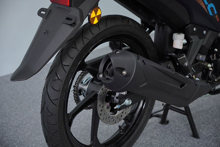 Hệ thống treo bao gồm phuộc ống lồng phía trước và giảm xóc monoshock điều chỉnh được ở phía sau. Yamaha 135LC Fi 2025 được trang bị động cơ xi-lanh đơn 135cc, làm mát bằng dung dịch, đạt chuẩn khí thải Euro 4 và sử dụng hệ thống phun xăng điện tử EFI.