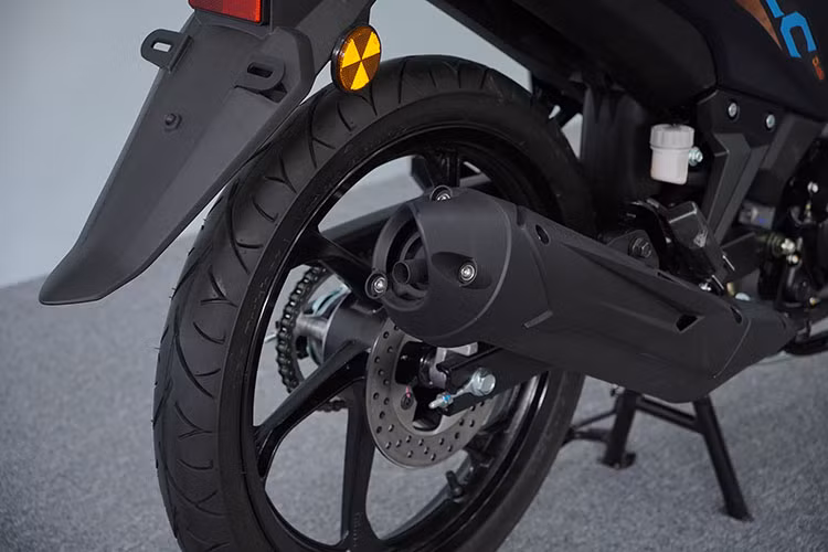 Hệ thống treo bao gồm phuộc ống lồng phía trước và giảm xóc monoshock điều chỉnh được ở phía sau. Yamaha 135LC Fi 2025 được trang bị động cơ xi-lanh đơn 135cc, làm mát bằng dung dịch, đạt chuẩn khí thải Euro 4 và sử dụng hệ thống phun xăng điện tử EFI.