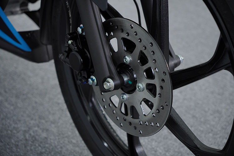 Yamaha 135LC Fi sở hữu "dàn chân" là cặp mâm đúc kích thước 17 inch. Lốp trước thông số 70/90-17 còn lốp sau là loại 80/90-17. Phanh đĩa thủy lực trang bị cho cả bánh trước lẫn bánh sau.