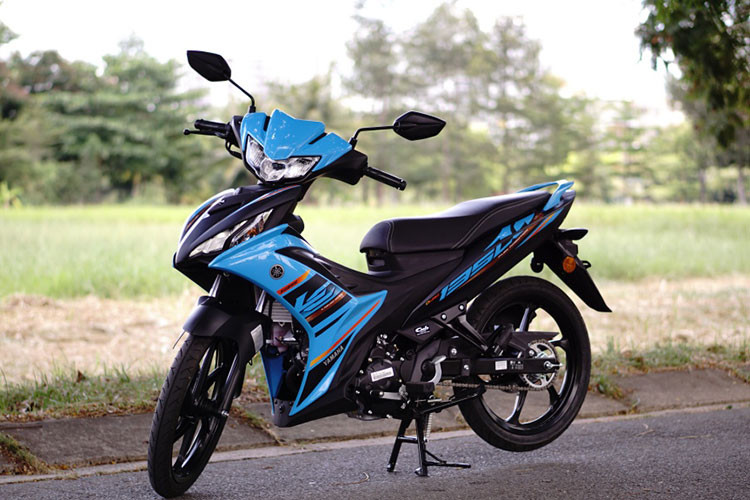 Ở Malaysia, mức giá xe Yamaha 135LC Fi 2025 bản tiêu chuẩn có giá 8.298 ringgit (khoảng 1.889 USD hoặc 49 triệu đồng). Phiên bản SE của mẫu xe số được bán cho khách hàng Malaysia với giá 8.798 ringgit (tương đương 2.000 USD hoặc xấp xỉ 52 triệu đồng).