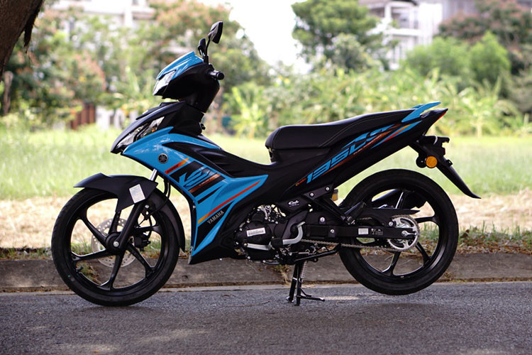 Hiện tại, mẫu xe máy số Yamaha 135LC Fi 2025 được nhập khẩu từ Malaysia và phân phối bởi Rebel Motor tại Việt Nam. Tuy nhiên, giá bán cụ thể của các phiên bản vẫn chưa được công bố chính thức. Tuy nhiên, do là xe nhập khẩu tư nhân, dự đoán Yamaha 135LC Fi sẽ không dễ có giá dưới 100 triệu đồng.