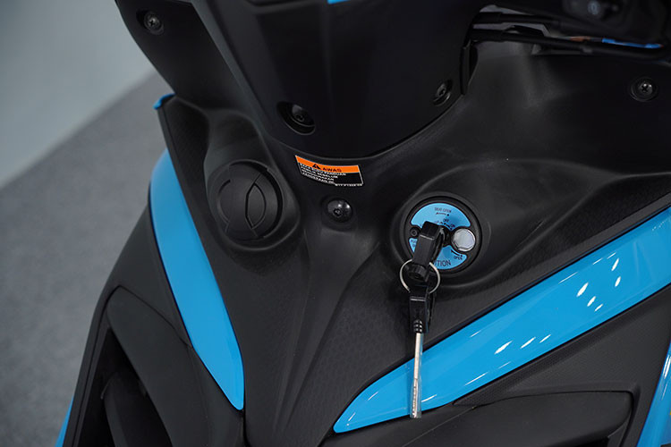 Mẫu xe số nhập khẩu Malaysia sử dụng chìa khóa cơ. Khu vực dưới yên xe có không gian khá hạn chế hơn nhiều so với những dòng xe máy lắp ráp Việt Nam. Bình xăng của Yamaha 135LC Fi có dung tích 4,6 lít. 
