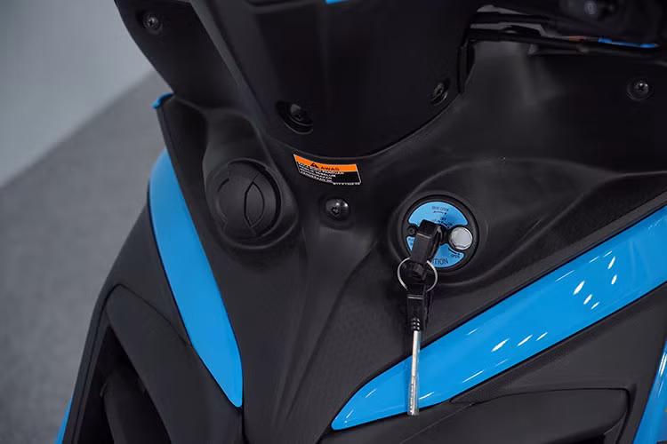 Mẫu xe số nhập khẩu Malaysia sử dụng chìa khóa cơ. Khu vực dưới yên xe có không gian khá hạn chế hơn nhiều so với những dòng xe máy lắp ráp Việt Nam. Bình xăng của Yamaha 135LC Fi có dung tích 4,6 lít. 