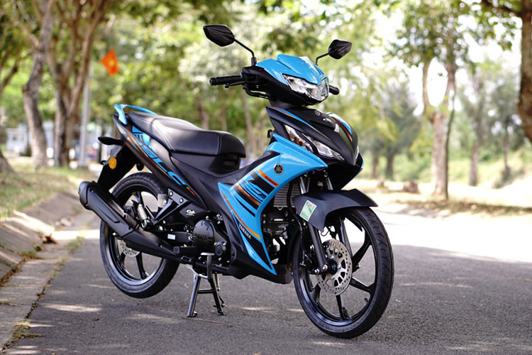  Yamaha 135LC Fi 2025 mới là sản phẩm của Hong Leong Yamaha Motor Sdn. Bhd. - liên doanh giữa Yamaha Motor và đối tác tại Malaysia. Mẫu xe này vừa được một cửa hàng nhập khẩu không chính hãng tại TP.HCM đưa về Việt Nam phân phối, khiến giới mộ điệu không khỏi bất ngờ.