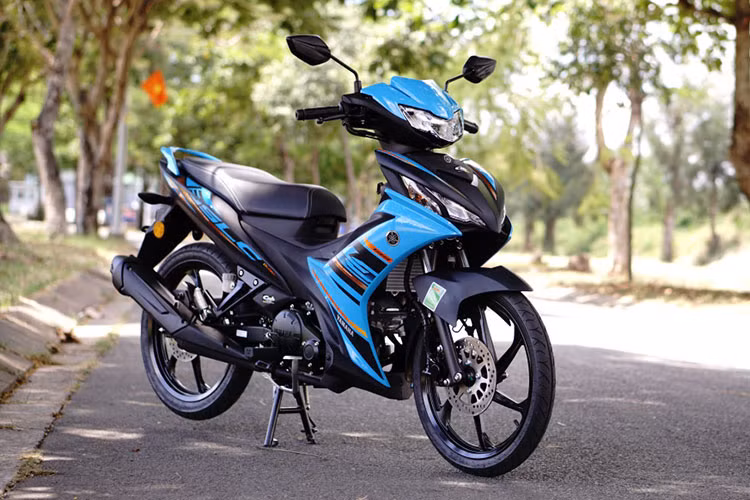  Yamaha 135LC Fi 2025 mới là sản phẩm của Hong Leong Yamaha Motor Sdn. Bhd. - liên doanh giữa Yamaha Motor và đối tác tại Malaysia. Mẫu xe này vừa được một cửa hàng nhập khẩu không chính hãng tại TP.HCM đưa về Việt Nam phân phối, khiến giới mộ điệu không khỏi bất ngờ.
