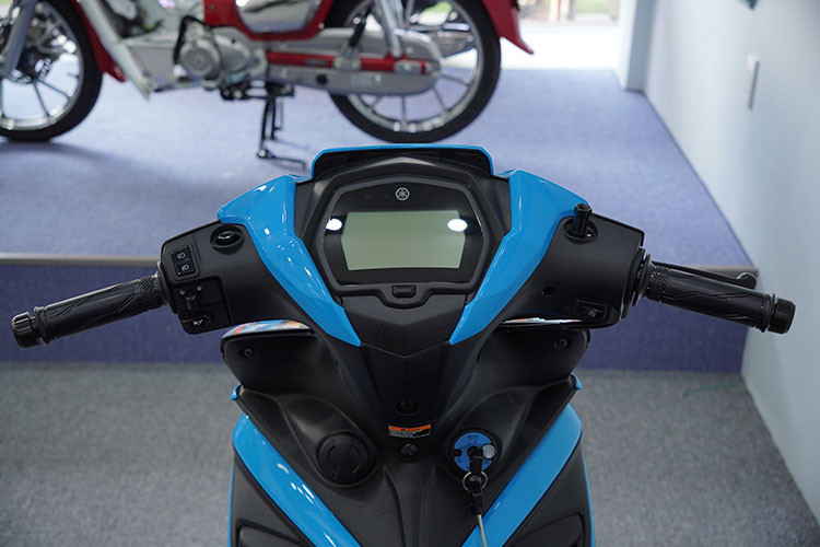 Phần đầu và yếm xe sở hữu thiết kế cắt xẻ khá thể thao. Yamaha 135LC Fi được trang bị cụm đèn chiếu sáng chính dạng LED. Xe được trang bị màn hình LCD, cho khả năng hiển thị tương đối tốt dưới điều kiện nắng gắt.